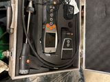 un boîtier contenant tout un tas de composants électroniques