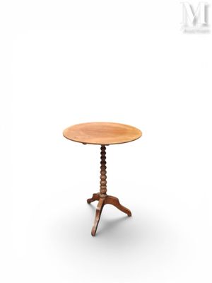 une petite table en bois avec un plateau en bois sur fond blanc