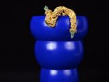 une image représentant un vase bleu contenant un ver