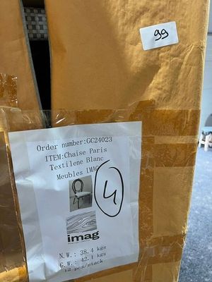 une photo d'une boîte en carton sur laquelle est collé un autocollant
