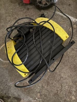 une machine jaune et noire posée au sol