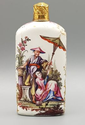 une photo d'une fiole à tabac en porcelaine sur laquelle est représenté un homme tenant un parapluie