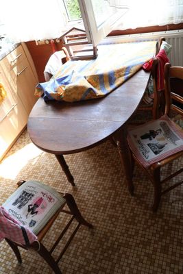 une table et des chaises dans une pièce avec fenêtre