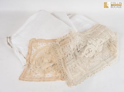 deux morceaux de tissu ornés de dentelle, posés sur un fond blanc