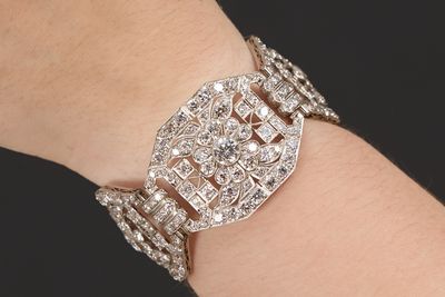 un gros plan sur le poignet d'une femme portant un bracelet en diamants
