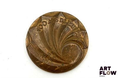 une médaille d'or ornée d'un motif sur un fond blanc
