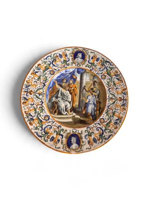 une assiette avec la photo d'un homme et d'une femme