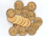 une pile de pièces d'or sur une surface blanche