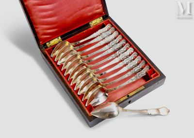 six cuillères dans un étui contenant une cuillère