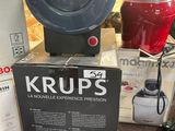 une boîte de Krups à côté d'un mixeur et d'un mixeur
