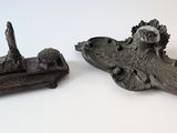 deux morceaux de métal posés sur une surface blanche