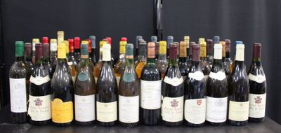 beaucoup de bouteilles de vin sur la table