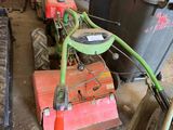 une petite machine qui se trouve dans un garage