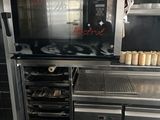 une photo d'une cuisine professionnelle équipée d'un micro-ondes et d'un four