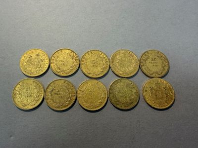 gros plan d'un paquet de pièces d'or posé sur une table