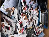 une boîte en carton remplie de magazines et d'autres objets