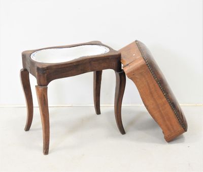 un petit banc en bois surmonté d'un miroir