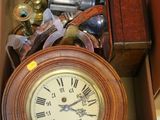 une boîte contenant une horloge, dans laquelle se trouvent de nombreux objets