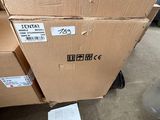 une boîte posée sur un carton