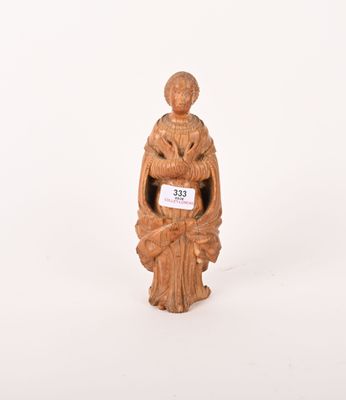 figurine représentant une femme tenant une pancarte sur laquelle on peut lire « moins »