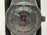 une montre posée sur un étui noir