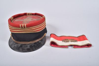 un chapeau rouge et un chapeau noir orné d'un drapeau