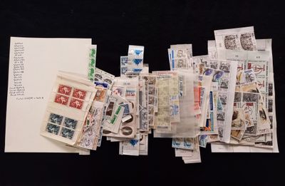 beaucoup de timbres sur une feuille de papier posée sur une table