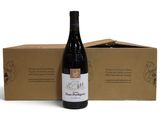 la bouteille de vin est posée à côté d'un carton