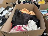 une boîte en carton remplie de vêtements et d'autres objets