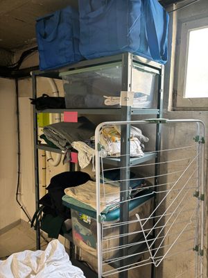 une photo d'une pièce dans laquelle se trouve un portant avec des vêtements dessus