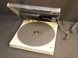 un tourne-disque posé sur une platine