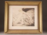 une vieille photo d'une femme en robe blanche dans un cadre doré