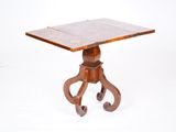 une vieille table en bois avec un plateau en marbre sur fond blanc