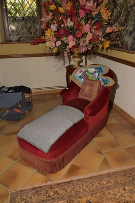 une photo d'un salon avec un canapé et une composition florale