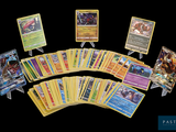 un lot de cartes posées sur une table