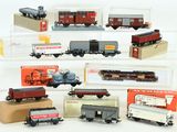 beaucoup de petits trains miniatures exposés dans une vitrine