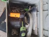 une boîte contenant un cordon d'alimentation et un outil