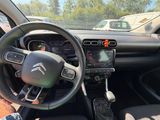 l'intérieur d'une voiture avec un volant, un tableau de bord et une planche de bord