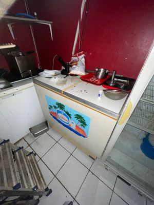 une cuisine équipée d'un évier, d'une cuisinière et d'un lave-vaisselle