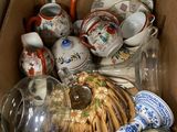 une boîte en carton remplie de vases de toutes sortes