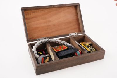 une petite boîte en bois contenant plusieurs objets