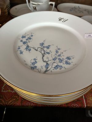 une assiette ornée d'une fleur bleue, posée sur une table