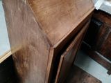 un bureau en bois surmonté d'un tiroir