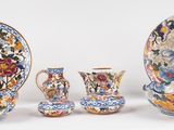 de nombreuses pièces de poterie de toutes sortes posées sur une table