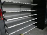 de nombreuses étagères vides au milieu d'un magasin