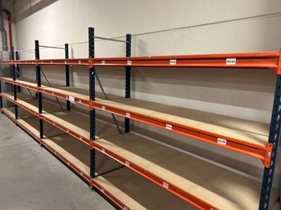 une longue étagère au milieu d'une pièce comportant des étagères