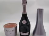 une bouteille de champagne à côté d'une tasse et d'une bouteille de vin