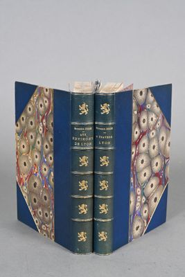 deux livres ouverts sur une table