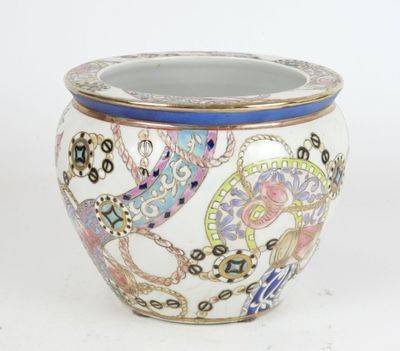 un vase blanc avec un bord bleu et un motif