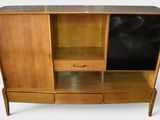 une photo d'une armoire en bois avec des portes en verre noir